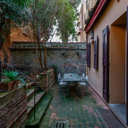 Aldrovandi, With Private Garden Daire